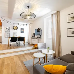 https://au-ptit-canaille-plein-centre-avec-parking-priv.fr-provencehotel.com